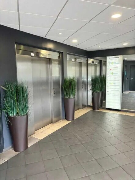 Office in Joinville-le-Pont to rent - Lobby - Image 2 of 9