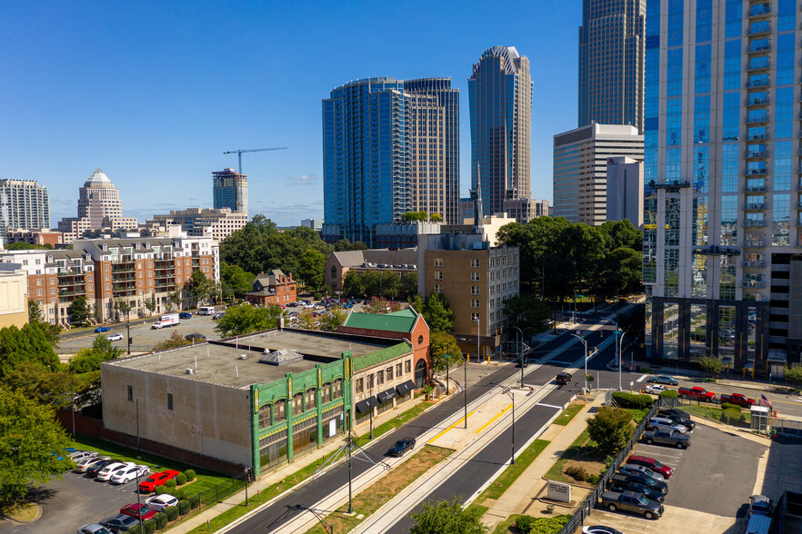 402 W Trade St, Charlotte, NC for rent - Building Photo - Image 2 of 8