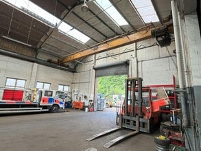 7 Greenhill Cres, Watford to rent Interior Photo- Image 1 of 6