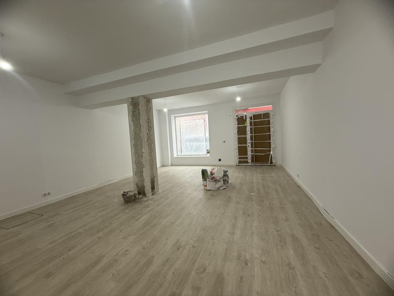 Retail in Madrid, Madrid to rent Interior Photo- Image 1 of 9
