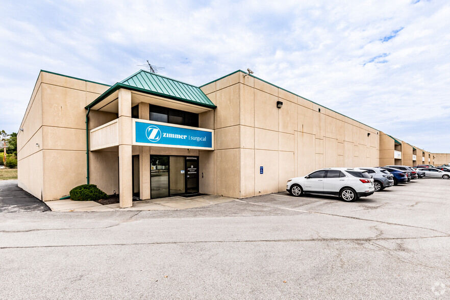 200-244 NW Parkway, Riverside, MO for rent - Primary Photo - Image 1 of 5