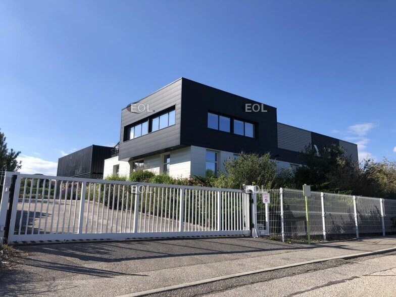 Industrial in Taluyers to rent - Building Photo - Image 1 of 20
