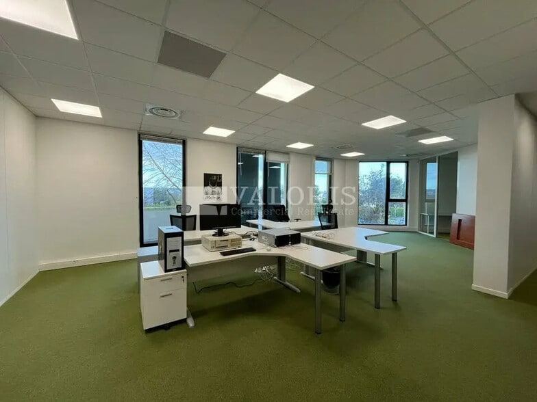 Office in Aix-en-Provence to rent - Building Photo - Image 3 of 12