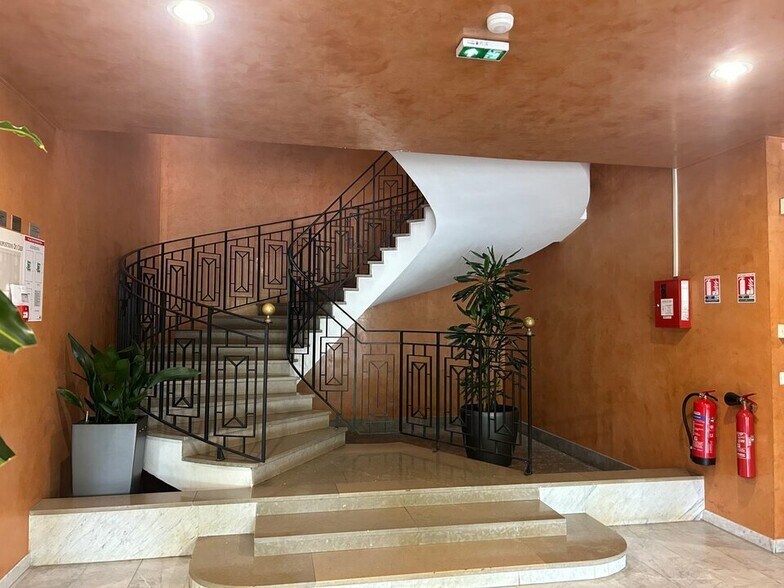 Office in Saint-Didier-au-Mont-d'Or to rent - Lobby - Image 2 of 12