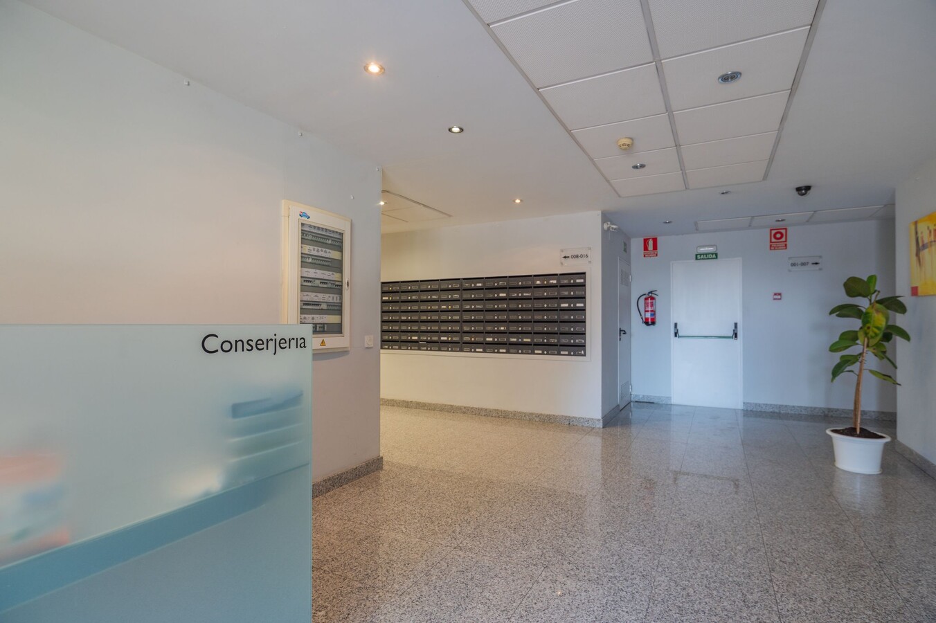 Alcorcón, MAD 28925 - - - Interior Photo - Image 2 of 31