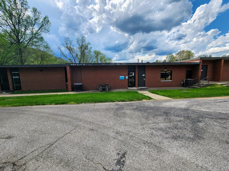 4710 Chimney Dr, Big Chimney, WV for rent - Building Photo - Image 3 of 5