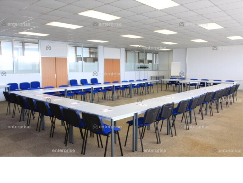 Office in Le Plessis Belleville to rent - Interior Photo - Image 2 of 8