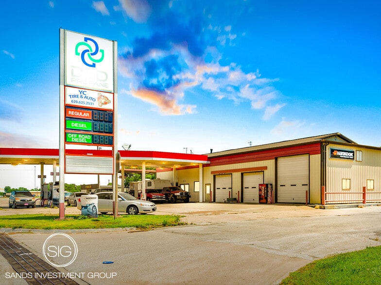 108 S Fry St, Yates Center, KS 66783 UK