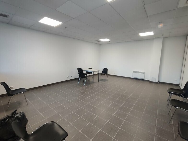 Office in Saint-Quentin-Fallavier to rent - Interior Photo - Image 3 of 3