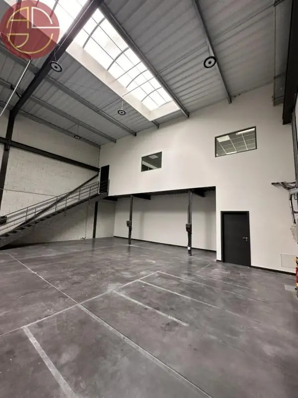 Location Entrepôt 650 m² - Photo 1