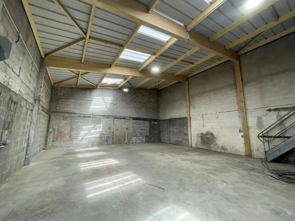 Location Local d'activités 274 m² - Photo 1
