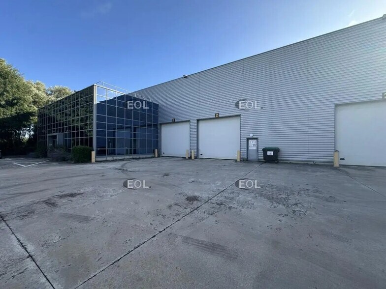 Light Industrial in Compans to rent - Building Photo - Image 2 of 5