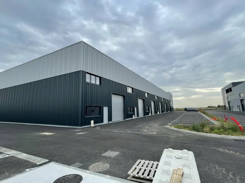 Light Industrial in Le Mesnil-Amelot to rent Building Photo- Image 1 of 9
