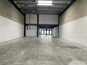 Light Industrial in Neuville-sur-Oise to rent Interior Photo- Image 1 of 12