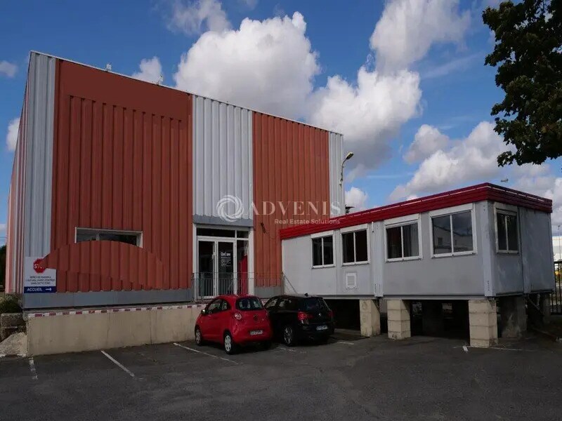 Light Industrial in Coignières to rent Building Photo- Image 1 of 6