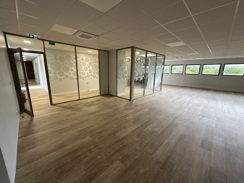 Office in Rillieux-la-Pape to rent - Building Photo - Image 1 of 12