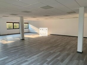 Office in Saint-Priest to rent Interior Photo- Image 1 of 1