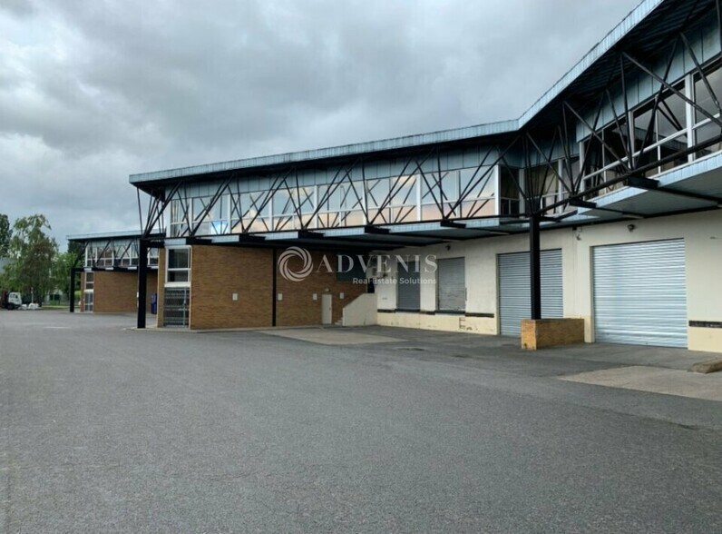 Light Industrial in Morangis to rent - Building Photo - Image 1 of 6