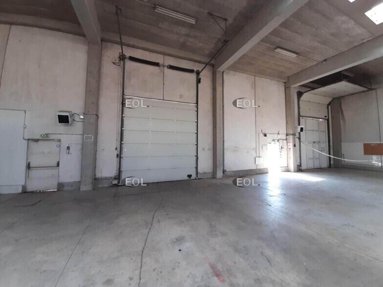 Light Industrial in Vitry-sur-Seine to rent - Building Photo - Image 3 of 3