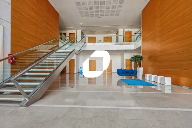 23-25 Rue De Villeneuve, Rungis to rent - Lobby - Image 3 of 7