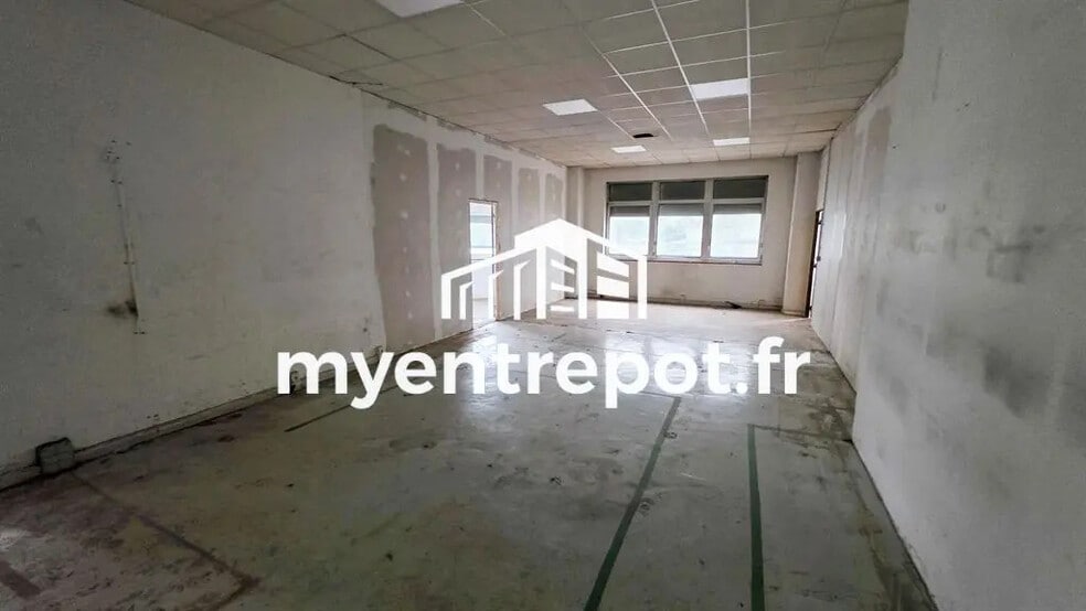 Light Industrial in Marseille to rent - Interior Photo - Image 2 of 9