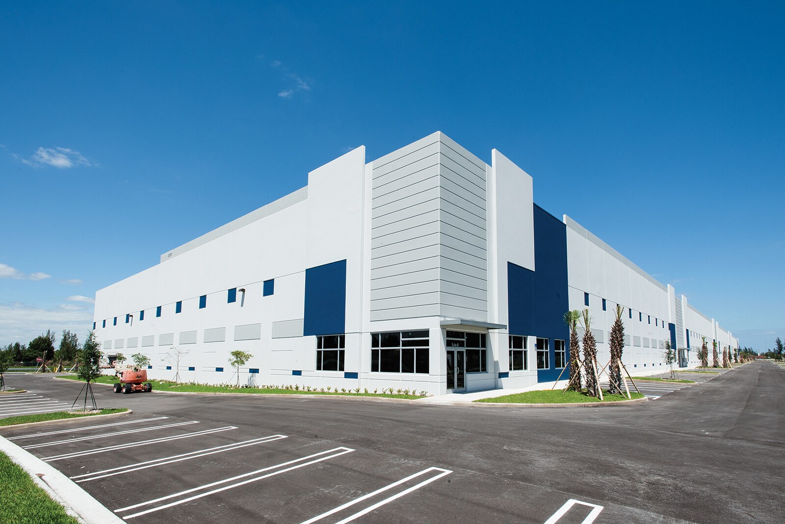 10701 NW 140th St, Hialeah Gardens, FL to rent Building Photo- Image 1 of 1