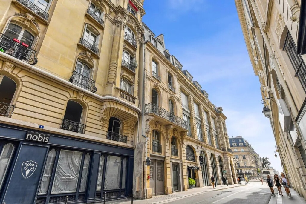 Location Bureaux 168 m² - Photo 1
