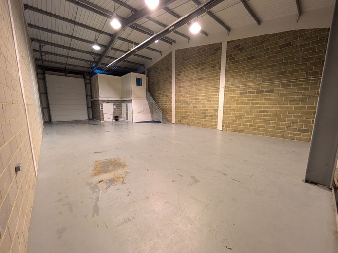 Unit 17B Cooting Rd, Aylesham to rent - Interior Photo - Image 2 of 11