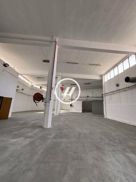 Light Industrial in Marseille for sale - Interior Photo - Image 3 of 9