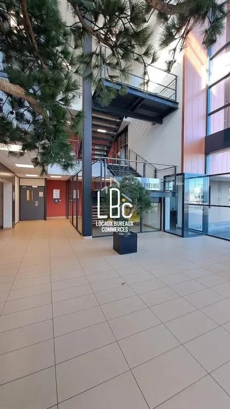Location Bureaux 563 m² - Photo 1