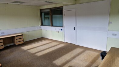 Old Station Road, Carmarthen to rent Interior Photo- Image 2 of 6