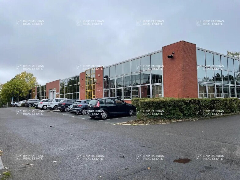 Light Industrial in Les Ulis to rent - Building Photo - Image 2 of 8