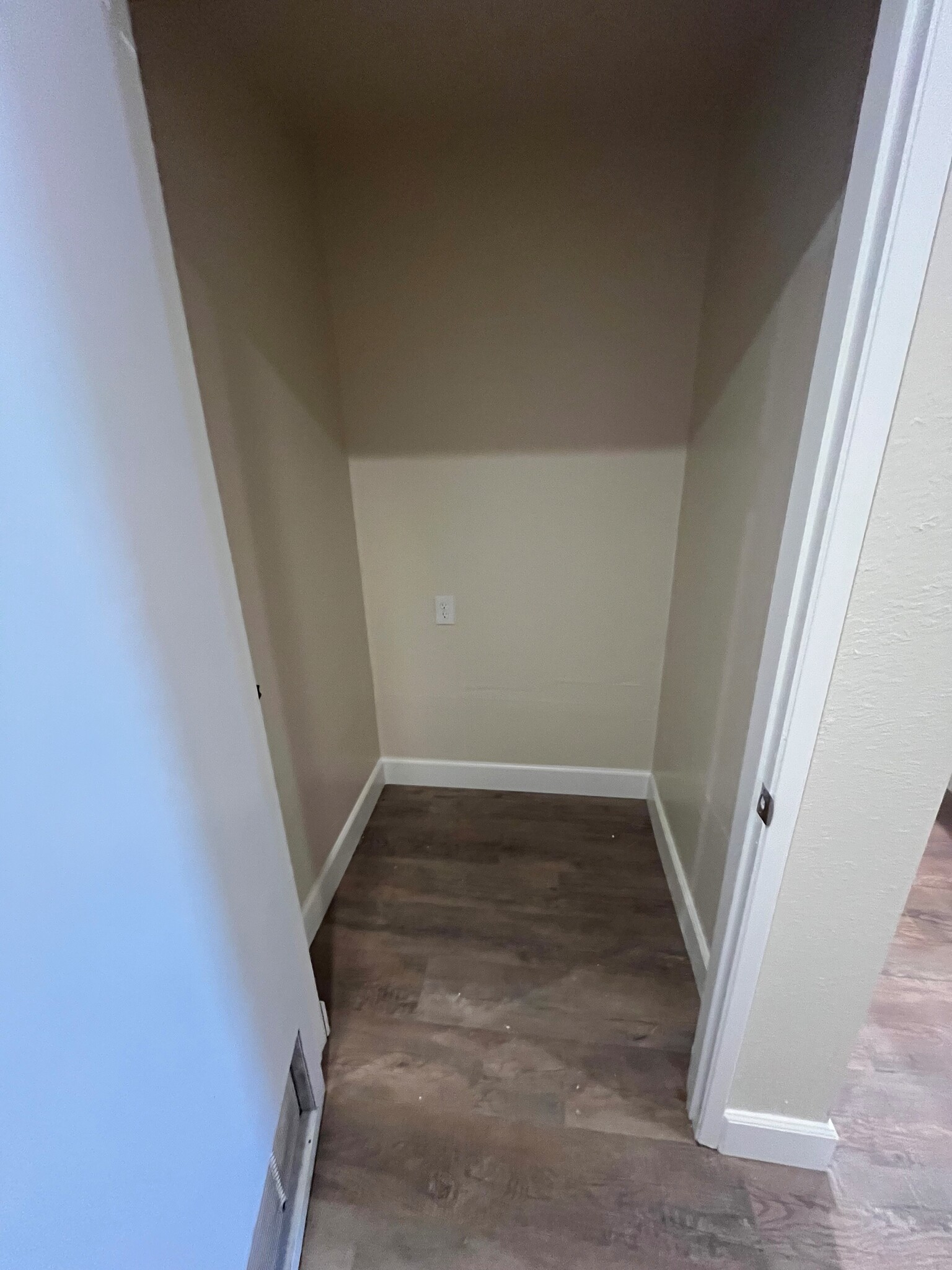 712-800 N Chester Ave, Bakersfield, CA for rent Interior Photo- Image 1 of 6