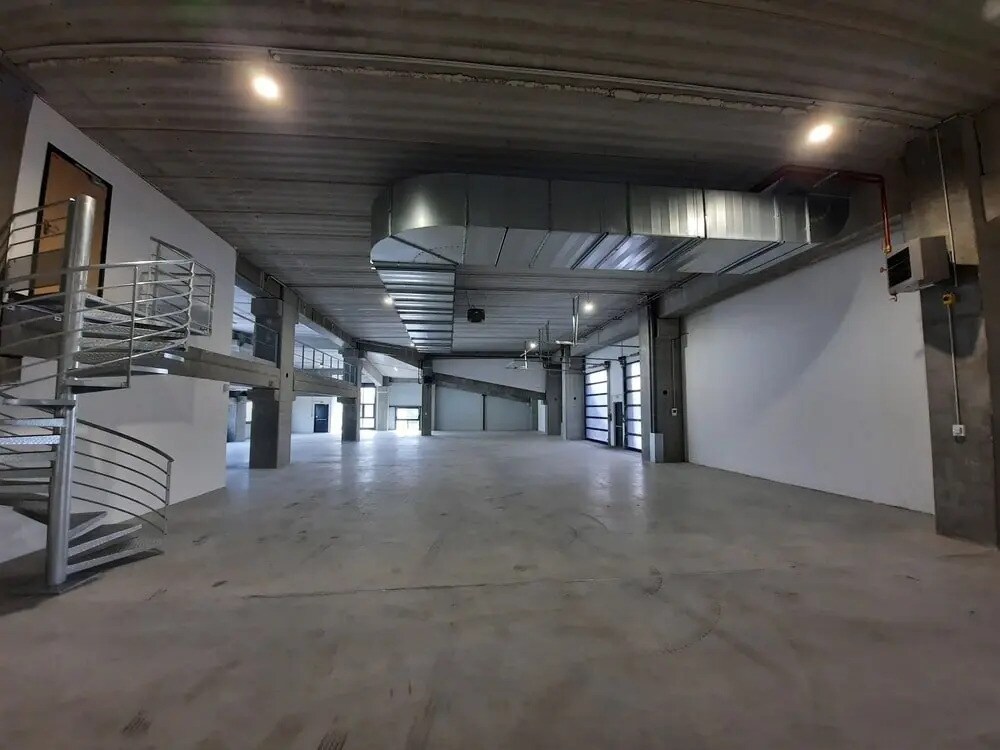 Location Local d'activités 832 m² - Photo 1
