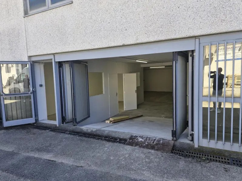 Location Local d'activités 150 m² - Photo 1