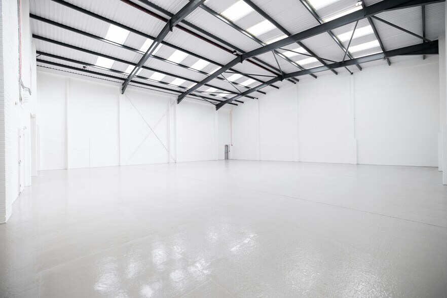Bilton Rd, Greenford to rent - Interior Photo - Image 2 of 14