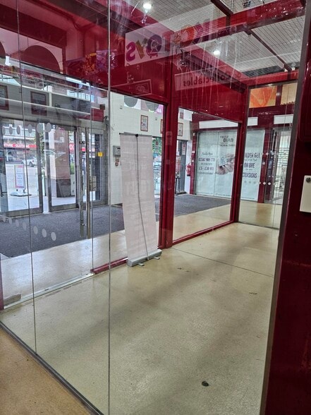 43 Market Pl, Romford to rent - Building Photo - Image 2 of 5