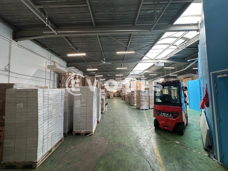 Light Industrial in Montreuil to rent - Interior Photo - Image 3 of 8