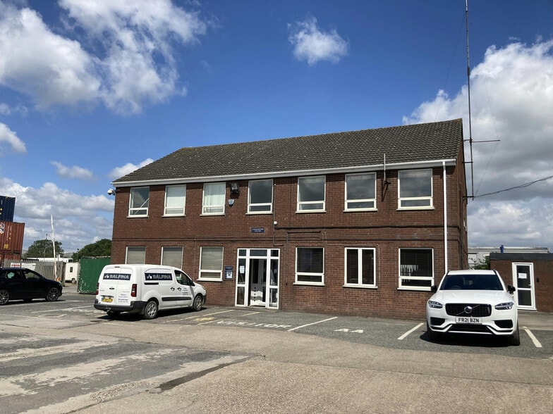 Killingholme Airfield, Immingham to rent - Building Photo - Image 3 of 8