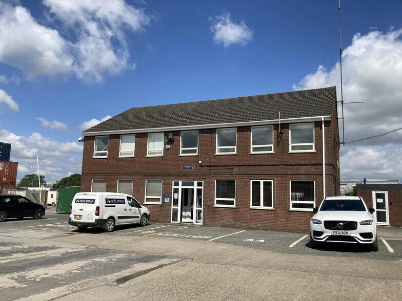 Killingholme Airfield, North Killingholme to rent - Building Photo - Image 3 of 8