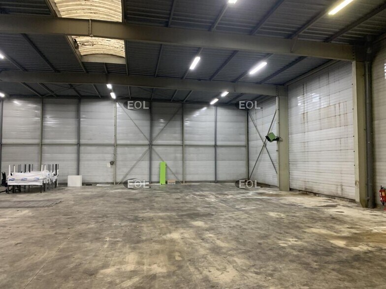 Light Industrial in Colombes to rent - Building Photo - Image 3 of 8
