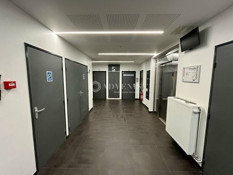 Light Industrial in Nanterre for sale - Building Photo - Image 2 of 10