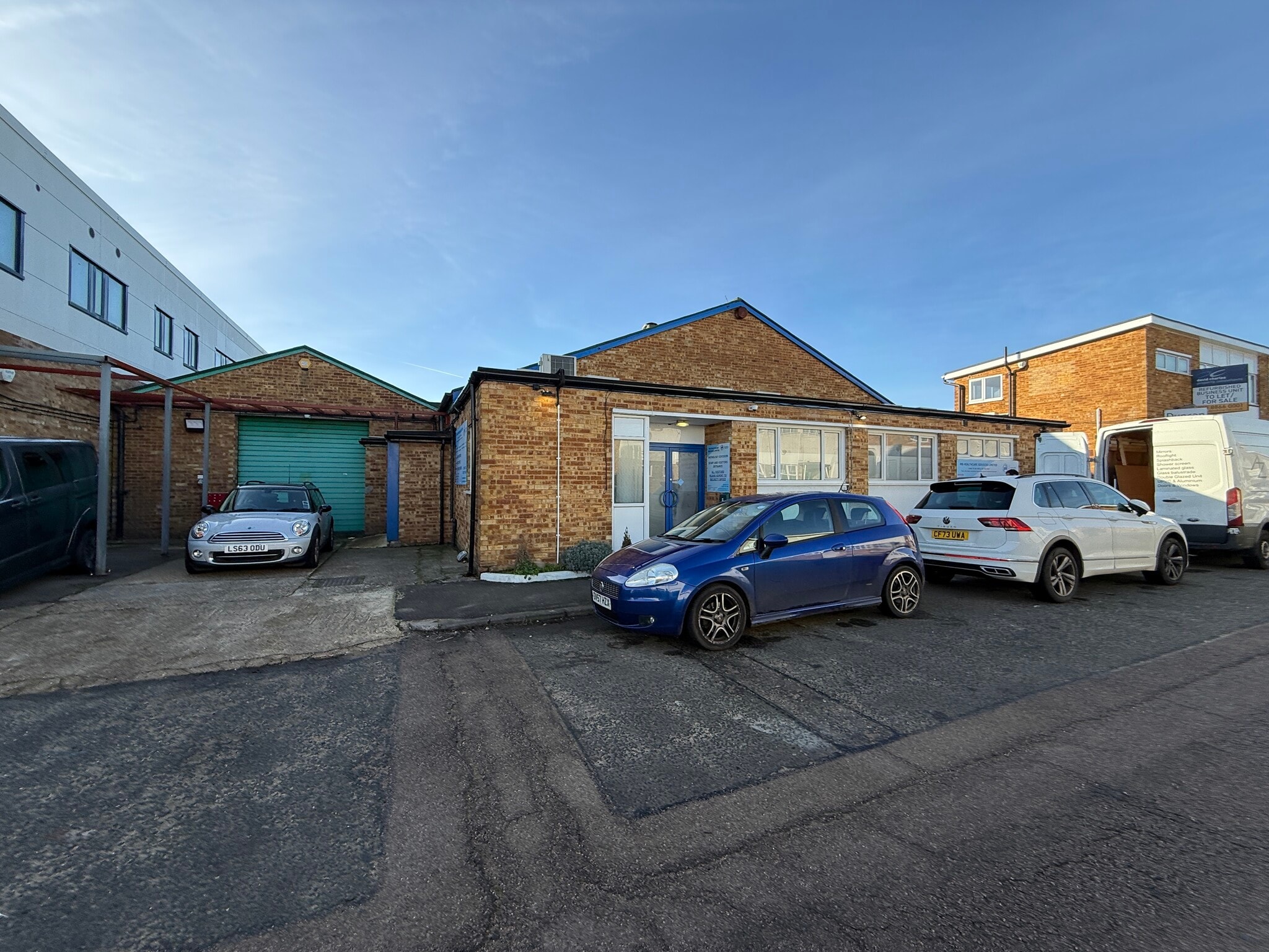 10-11 Station Clos, Potters Bar to rent Building Photo- Image 1 of 12