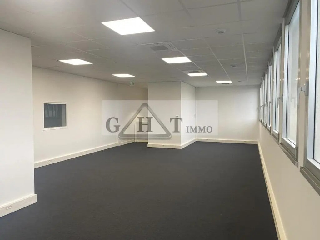 Location Entrepôt 374 m² - Photo 1