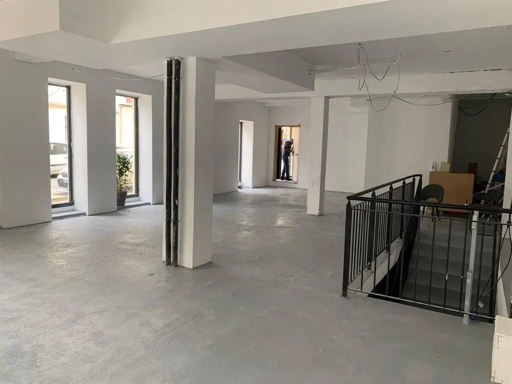 Location Commerce 180 m² - Photo 1