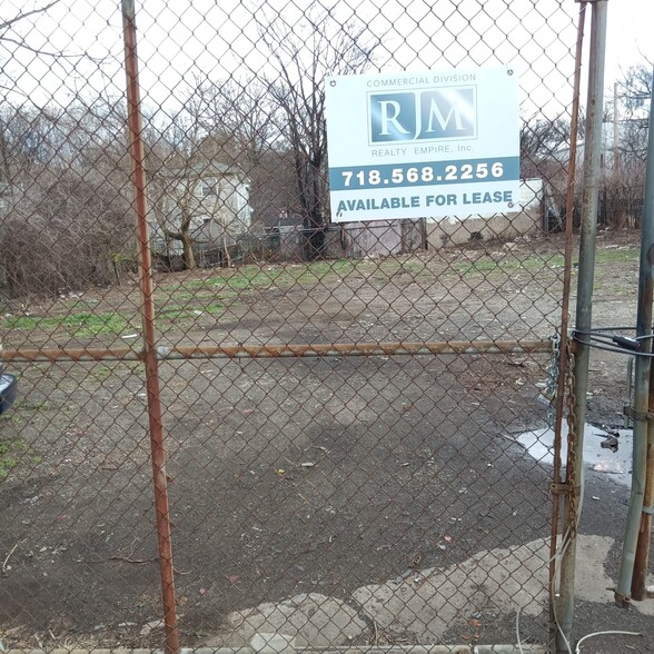 99 Barker -1, Staten Island, NY for rent - Primary Photo - Image 1 of 2