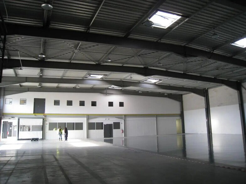Industrial in Aubagne to rent - Interior Photo - Image 2 of 9