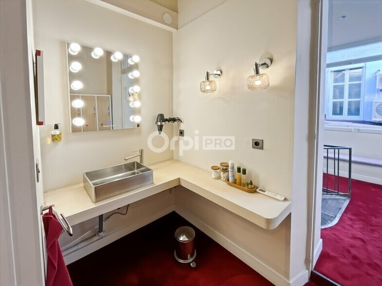 Retail in Marseille to rent - Building Photo - Image 3 of 6