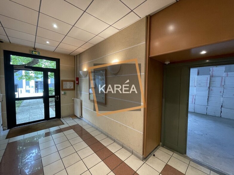 Light Industrial in Lognes to rent - Lobby - Image 3 of 5