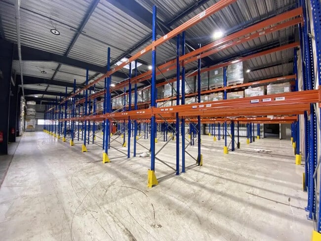 Location Entrepôt 400 m² à 1 230 m²